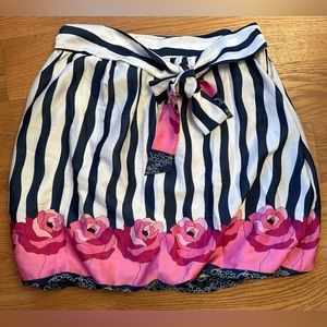 Pretty silky floral skirt size L